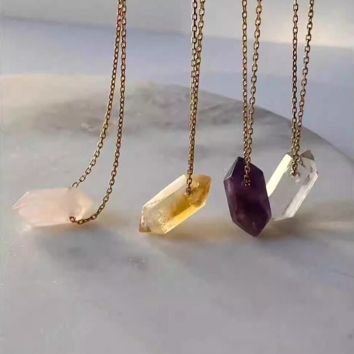 Naturlig månestein, lys blå safir, lys lilla og gul kvarts anheng halskjede med liten detaljer.